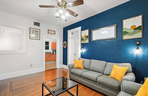 Eustis Apartment | Steps to Downtown Eustis~King~Fully Stocked~Coffee Bar