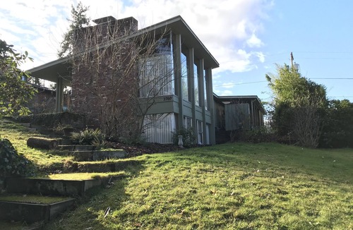 Amazon House | Stunning Mid-Century Modern 1.1 miles to Hayward Field! Radiant Floor Heat!