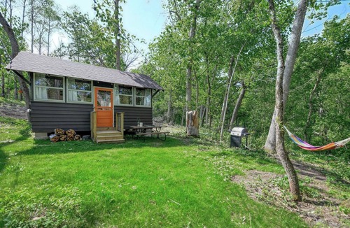 East Troy Cabin | Sun View - Antique Scout Cabin Suite