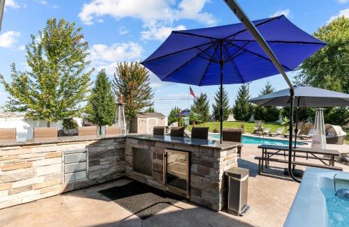Appleton House | Sunny Days Await Seasonal Pool & Hot Tub Retreat