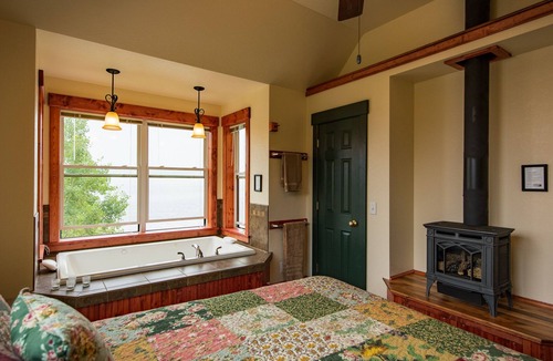 Croftville Resort | The Inn at Croftville Road Cottages #5. On the Shore of Lake Superior.