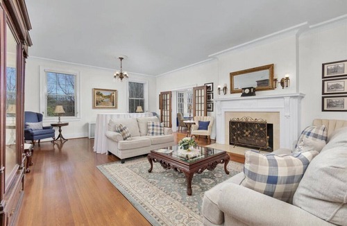 Roanoke House | The Maridor - "Iris" Historic home near lots of shops and restaurants