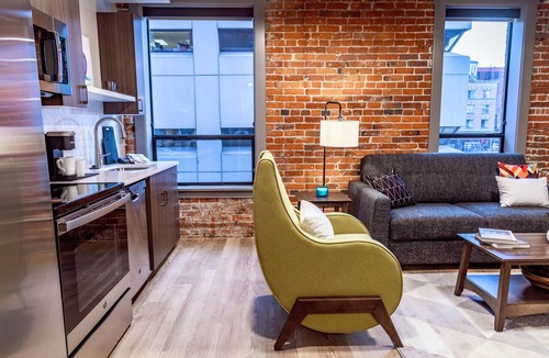 Riverside Apartment | Unique 2 Bed Riverfront Park Travel Apartment