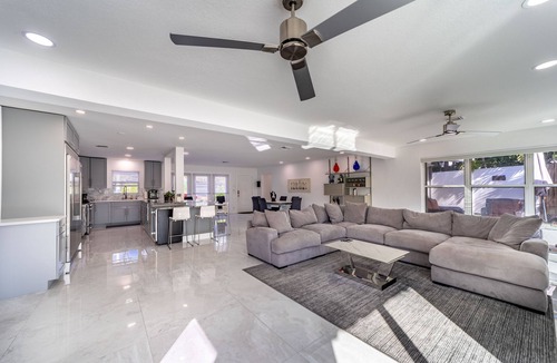 Bel Air House | Waterfront Heated pool with Jacuzzi 3/2 in Lauderdale by the Sea