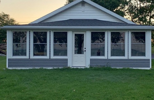 Abrams Cottage | Waterfront Cottage on the bay in Green Bay