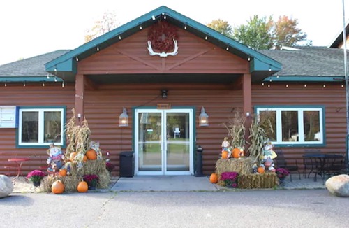 Christmas Hotel | White Pine Lodge
