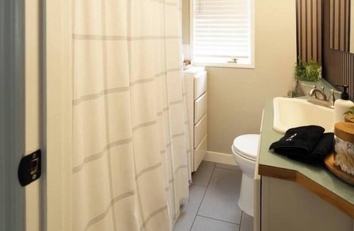 Pullman House | Winter Circle Hideaway - Remodeled + Pet Friendly