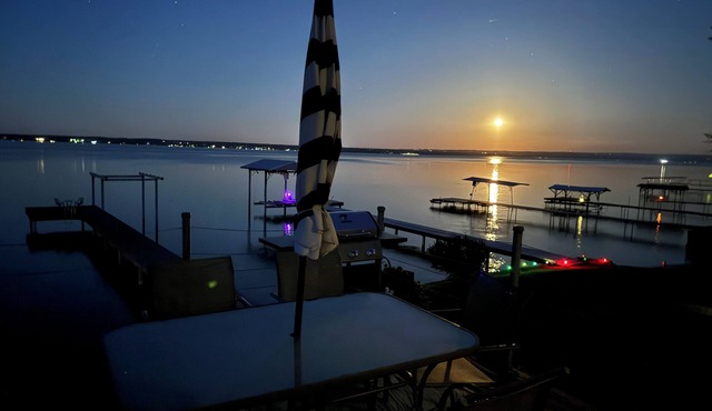 1 bed/ba lakeside cottage, large deck, west side of Seneca Lake. Pet Friendly! in Penn Yan