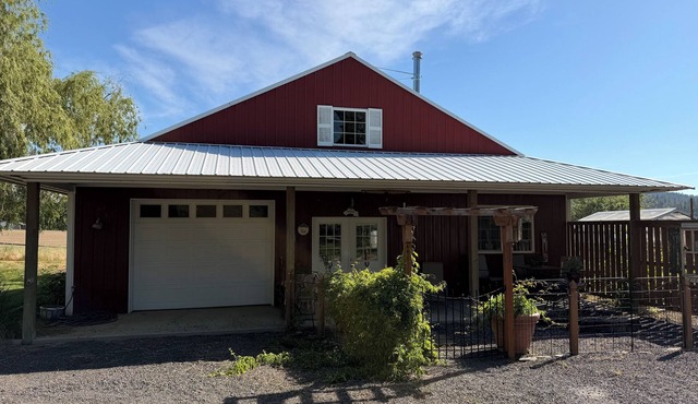 1-bedroom cottage on a mini farm, handicap friendly in North Spokane! in Colbert
