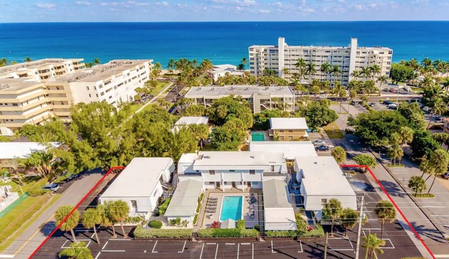 1 Block to Beach Pool Walk to Pier in Deerfield Beach