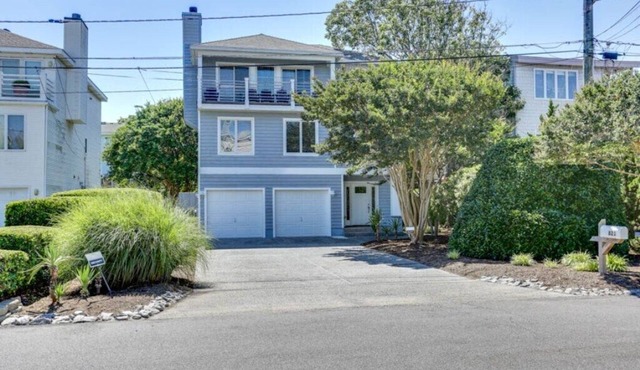 1 BLOCK TO BEACH, Delightful & Spacious, 3 BR/3.5BA Virginia Beach Vacation in Virginia Beach