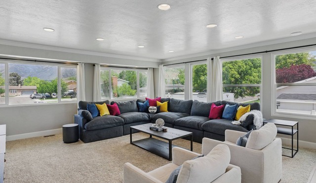 1 min from Lindon Temple- Hot tub, Sleeps 16, Xbox, Poker, 6 Bed in Orem