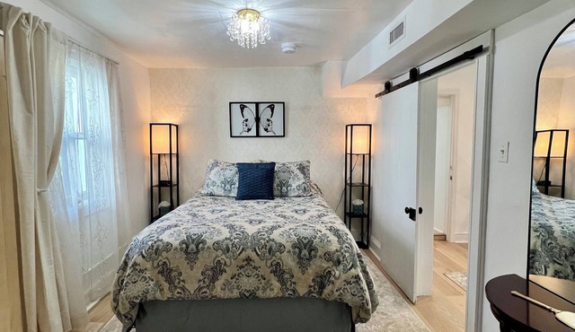 1-Min Walk to The Inn Private Suite, Tub & Full Kitchen. in Washington