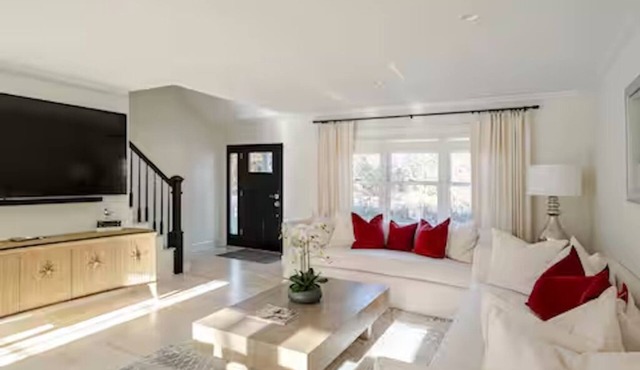10 minutes to the theme Beach! Family-sized house with a back deck. in Aquebogue