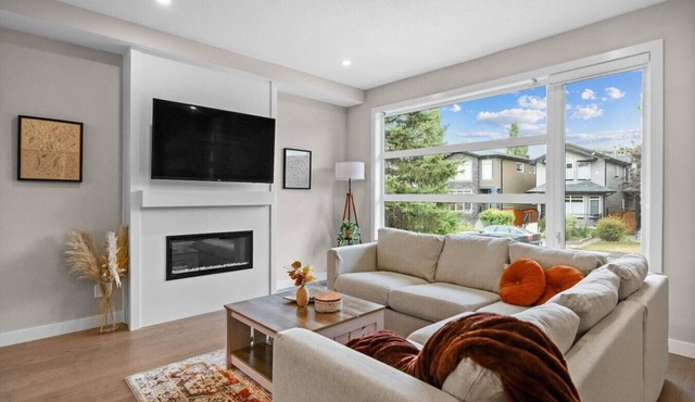 16 guests | Game Rms | Garage | Mins to Hospital in Calgary