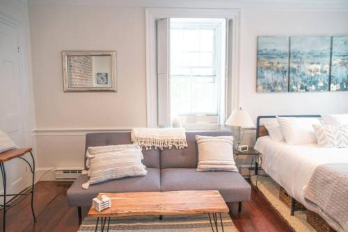 1742 Marblehead Studio|Minutes to Salem|Parking in Marblehead
