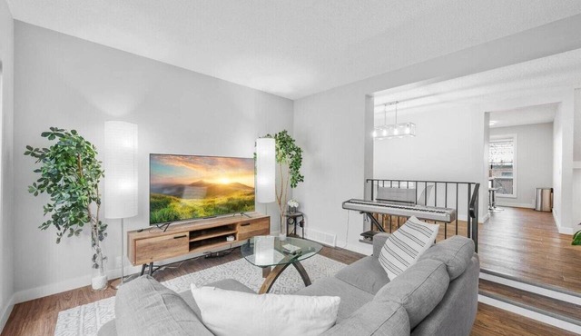 2 Bed | Fenced Backyard | Near Parks in Calgary