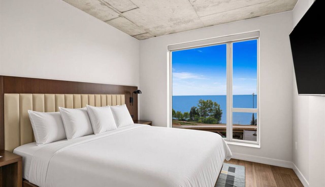 2 Bedroom/2 Bath Unit with sweeping view of Lake Superior in Duluth