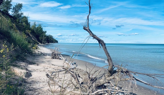 2-bedroom cabin by Lake Michigan with beach access in Kewaunee