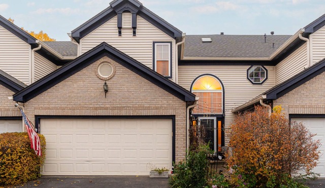 2-bedroom townhome near lovely Geneva, Wheaton and Naperville in West Chicago