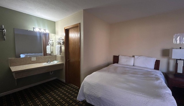 2 Budget-Friendly Rooms w/Free Parking Ideal for Short Stays or Road Trips in Broken Bow