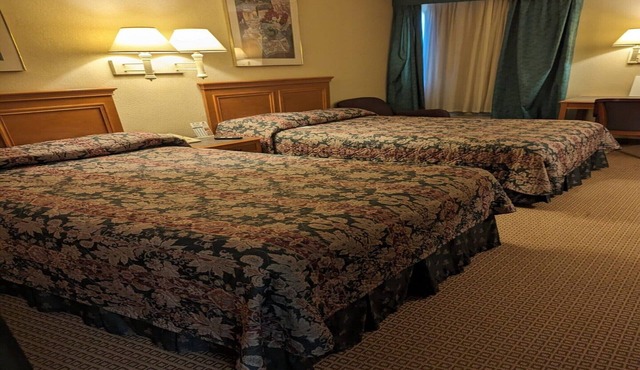 2 Full Beds|Non-Smoking in Wichita
