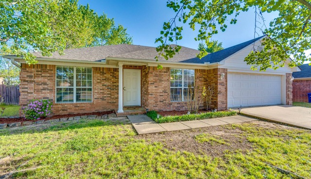 2 Mi to UCA: Group Getaway w/Private Yard! in Conway