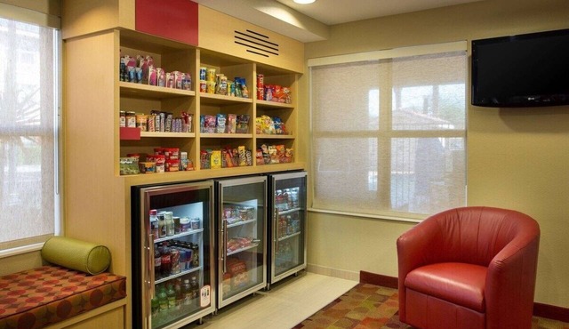 2 Pet-Friendly 2 Bedroom Suites Near Detroit Metro Airport in Oakland County