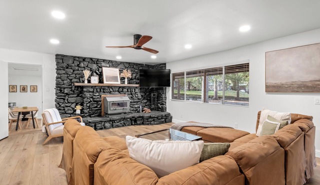 2 Units that can host 29 Guests, Moments away from Yosemite & Bass Lake in Oakhurst