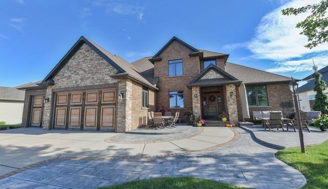 20 minutes from Lambeau Field! Spacious home on golf course with pool. in Wrightstown