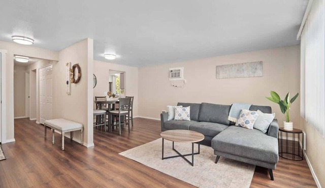 *2bed/1bath, shopping, parking! in Spokane