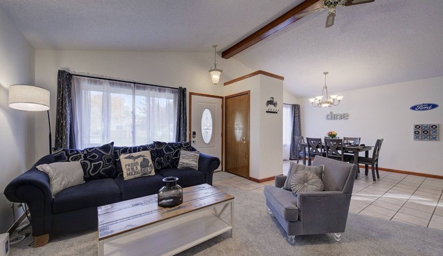 3 bedroom 2 bathroom whole house- up to 8 people in Westland