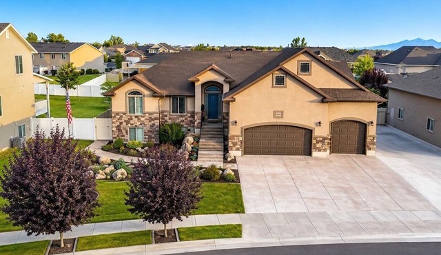 3 Bedroom 3 bath main level Home with Hot Tub in Hooper