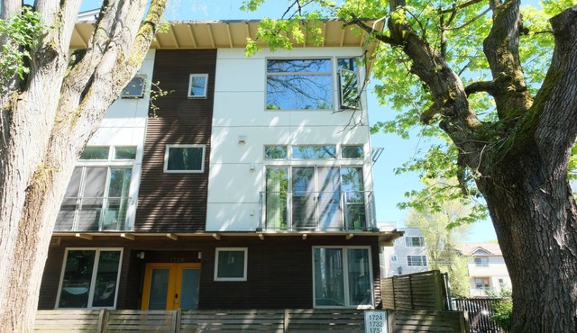 3-bedroom townhome in charming Seattle with AC for relaxing stays in Seattle
