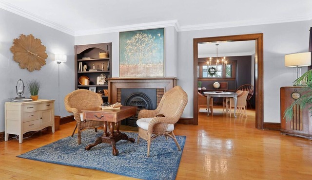 3 Queens, Walk to Eat, Tons of Character, Spacious in Appleton