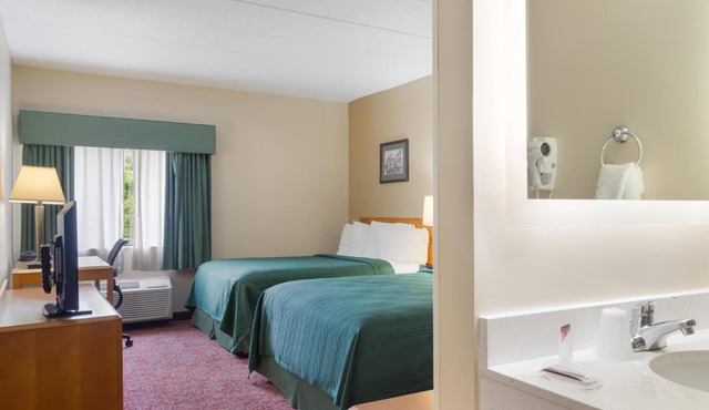 3 Rooms Perfect for Large Group or Family with Pets | Free Breakfast & Parking! in Smithfield