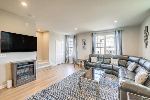 30 Mi to Downtown DC: Charming Dale City Townhome! in Dale City