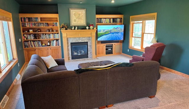 3500 sq ft House in quiet neighborhood 15 minutes from Stadium District in Green Bay