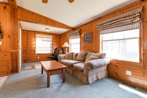 3br Riviera Cabin Sleeps 6, Fully Furnished! in Neillsville
