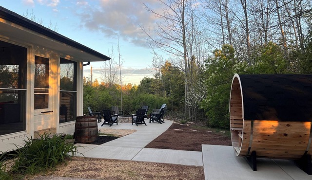 4 bedroom - 3 bath bike to downtown Sister Bay, Door County. in Sister Bay