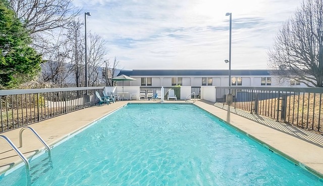 4 Chattanooga Escape Near Ruby Falls w/Two Queens and Outdoor Seasonal Pool in Chattanooga