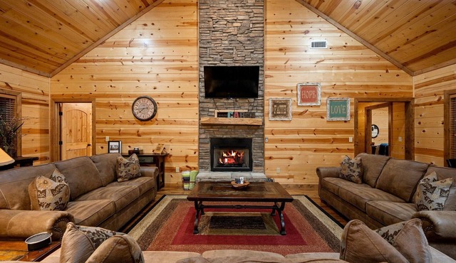 4 Master Bedrooms, Hot Tub, Playground- Single Story in Broken Bow