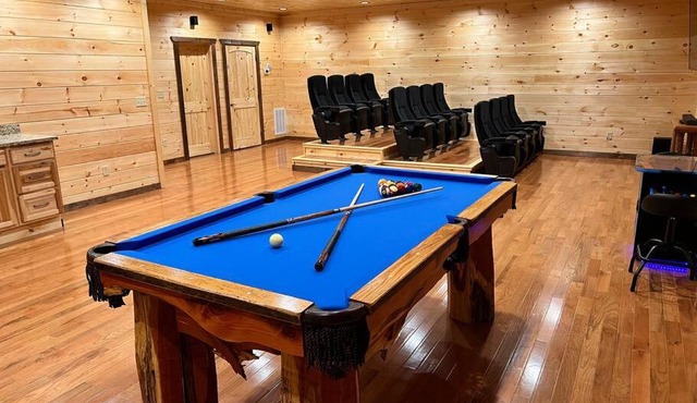 * * 4 Master Bedrooms, Views, Theater, Arcade, EVC in Gatlinburg