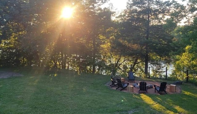 #4 Riverfront Lodging. Beach, Boat, Fish, Hike. in Poynette
