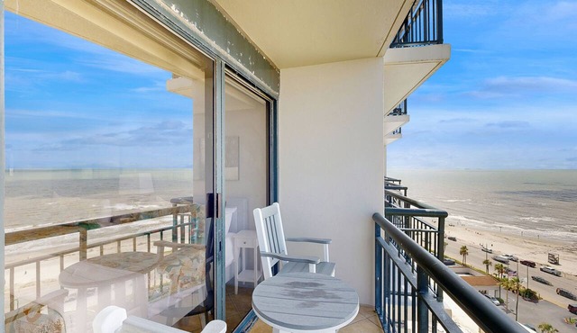 4-star resort oceanfront condo with pools & hot tubs - beautiful ocean views in Galveston