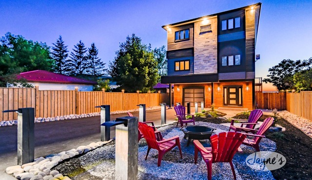 4bed 5bath brand new beach house in Tiny! West Exposure! Sunsets! Hot tub! in Tiny