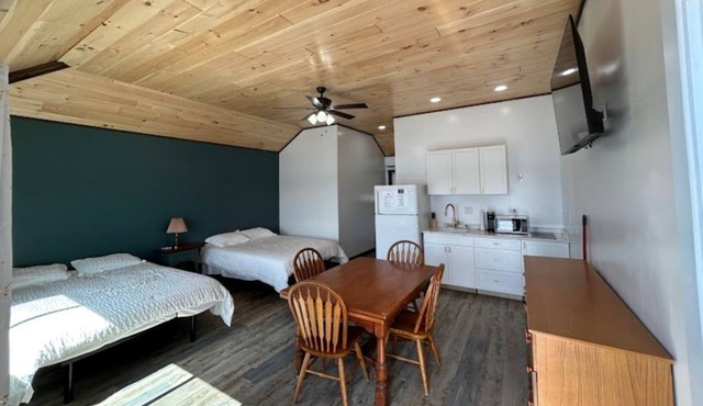 4th Lake Beachside Room @ Eagle Bay Village in Eagle Bay