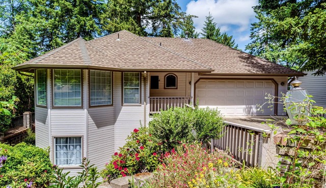 5 bedroom/2.5 bath. Spacious Home in a Charming Neighborhood in Eugene
