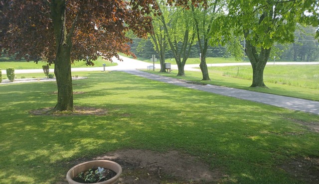 5 min from Road America. Great yard and plenty of parking in Elkhart Lake