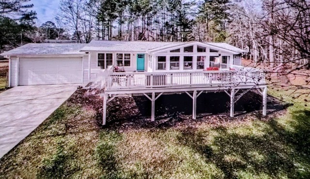 5 min. to Lake Allatoona/15 min. to DT W'stock/firepit/Sleeps 7/Huge Deck! in Woodstock